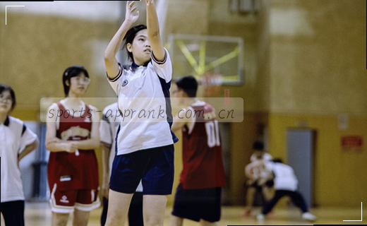图片：一本书、一杯咖啡，女孩专注阅读。